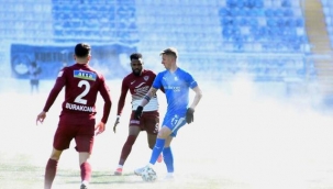 Erzurum'da -7 derecede oynanan maçta alttan ısıtma açıldı, saha saunaya döndü