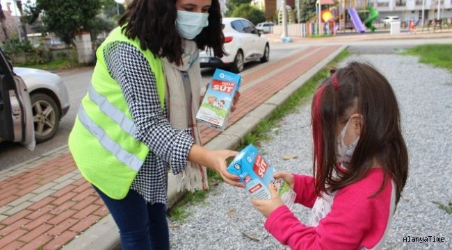Halk Süt paketleri  çocuklarla buluşuyor