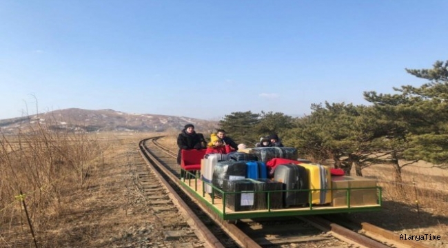 Rus diplomat ve ailesi Kuzey Kore sınırını raylı el arabası iterek geçti