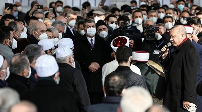 Sağlık Bakanı Fahrettin Koca, Saraç'ın cenazesindeki kalabalık görüntülerle ilgili özür diledi