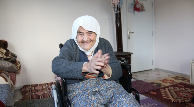 102 yaşındaki Fatma Nine'nin  tekerlekli sandalye mutluluğu