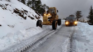 Alanya'da karla kapanan yollar açılıyor 