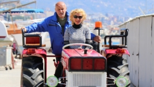 Alman çift, 1976 model traktöre aldığı fiyattan fazla masraf ederek hayalini gerçekleştirdi