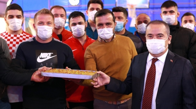 Antalya Büyükşehir Belediyesi Başkanı Böcek'ten güreşçilere ziyaret