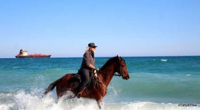 Antalya'da yaşayan emekli havacı Albay Beytullah Buğdaycı, emekli olduktan sonra hayatını atına göre şekillendirdi. 