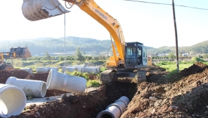 Büyükşehir Kumluca'da yağmur sularını kontrol altına alıyor