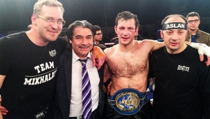 EC BOXİNG boksörü Igor Mikhalkin, Moskova'da tarih yazdı