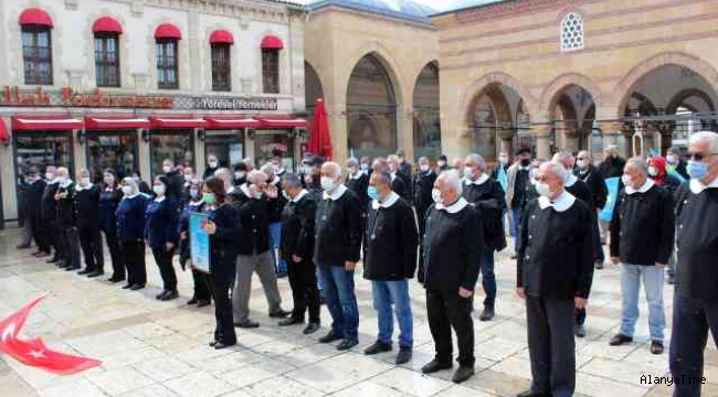 İYİ Parti'den 'Andımız' eylemi: Siyah önlük giyip meydanda okudular
