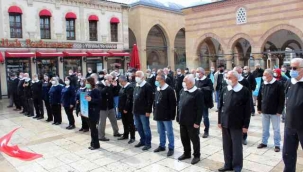 İYİ Parti'den 'Andımız' eylemi: Siyah önlük giyip meydanda okudular