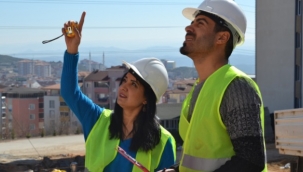 Kadın dediğin bir eliyle dünyayı, bir eliyle beşiği sallar