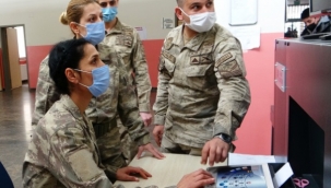 Kahraman güvenlik korucusu kadınlar görev başında