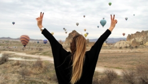 Kapadokya'da gökyüzü balonlarla renklendi