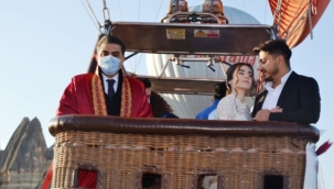 Kapadokya'da gökyüzünde nikah kıyıldı