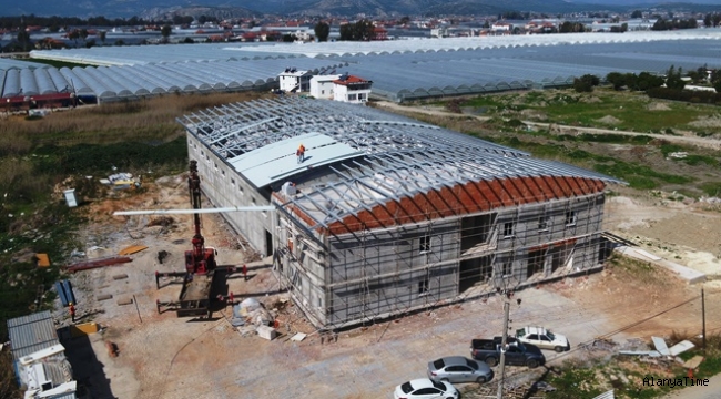 Kaş Ova Spor Salonu Projesi'nde çelik çatı kapandı   Proje yüzde 85 orana geldi