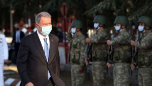 Milli Savunma Bakanı Hulusi Akar, Helikopter kazası sonrası, komutanlarla birlikte bölgeye gitti