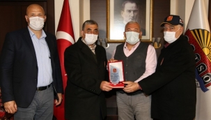 MUHARİP GAZİLER DERNEĞİ'NDEN BAŞKAN ŞAHİN'E TEŞEKKÜR PLAKETİ