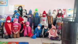 Öğretmenler elleriyle ördü, Türkiye'nin en soğuk ilçesine gönderdi
