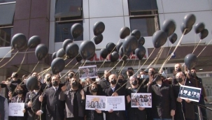 Sağlık çalışanları, Kovid-19 nedeniyle hayatını kaybeden meslektaşlarını siyah önlükle andı