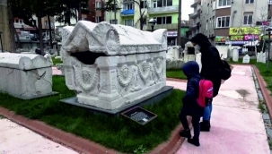 Soyulmasın diye üzerine beddua yazılan mezar soyuldu.