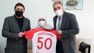 78 yaşındaki fanatik Hatice nineye Nevşehir Belediyespor forması hediye edildi