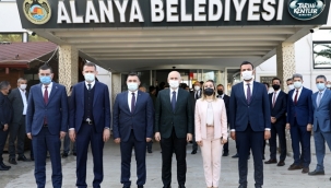 BAKAN KARAİSMAİLOĞLU ALANYA BELEDİYESİ'Nİ ZİYARET ETTİ