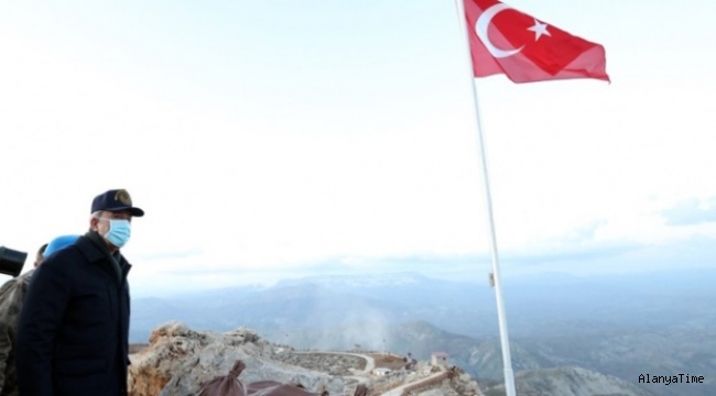 Milli Savunma Bakanı Hulusi Akar ve TSK komuta kademesi geceyi Şırnak'ta geçirdi, Namaz Dağı'nda terörle mücadele tedbirlerini inceledi