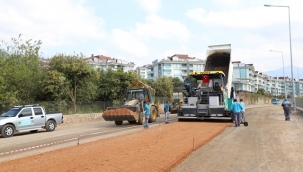 OBA'DA HAYRİ DOĞAN CADDESİ ASFALT YOLA KAVUŞUYOR