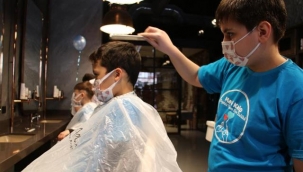 Özel çocuklar hem berber ağabeylerini hem birbirlerini tıraş etti