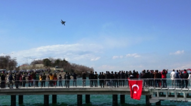 Solo Türk'ün Van Gölü semalarındaki gösterisi nefes kesti
