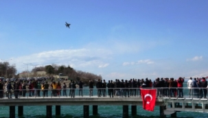 Solo Türk'ün Van Gölü semalarındaki gösterisi nefes kesti