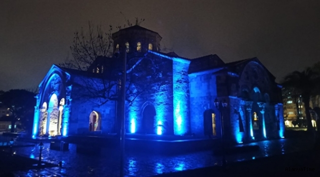 Trabzon'daki Ayasofya Camii mavi görüntüsü ile büyüledi