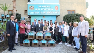 ALANYA BELEDİYESİ OKULLARA VE HAYVANSEVERLERE KEDİ EVİ DAĞITTI