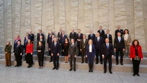 Bakan Çavuşoğlu, NATO dışişleri bakanları ile aile fotoğrafı çektirdi