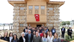 Başkan Böcek EXPO 2021 Hatay'da   Açılış öncesi Antalya Bahçesi'ni gezdi