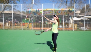 Büyükşehir'in yenilediği tenis kortları açıldı