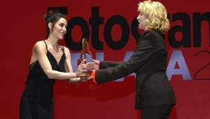 Cansu Dere, La Case De Papel oyuncusuna ödül verdi