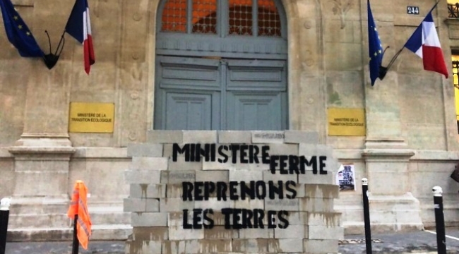 Fransa'da aktivistler Ekolojik Geçiş Bakanlığının önüne duvar ördü