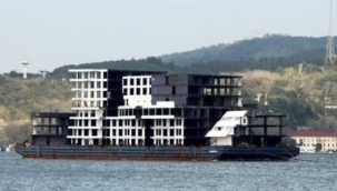 İstanbul Boğazı'ndan 'apartman' geçti