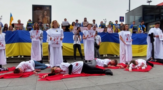 İstanbul'da Ukraynalılardan kefenli 'savaşa hayır' eylemi