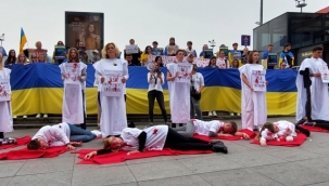 İstanbul'da Ukraynalılardan kefenli 'savaşa hayır' eylemi