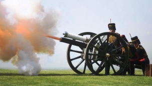 Kraliçe Elizabeth'in 96'ncı yaşı 91 pare top atışıyla kutlandı