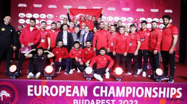 Milli güreşçiler 17 madalya ile Macaristan'da rekor kırdı