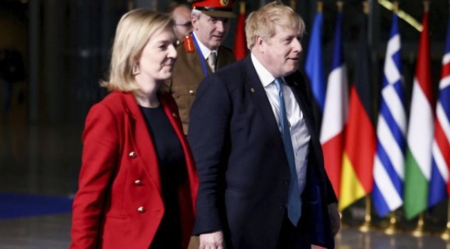 The Guardian: Johnson ve Truss, Rusya ile barışı engelleyip siyasi hırsları için Ukrayna'yı yakıyor