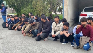 Yolcu otobüsünde seyahat eden 25 kaçak göçmen yakalandı