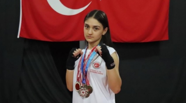 17 yaşındaki Selvinaz, kick boksta dünya şampiyonu oldu