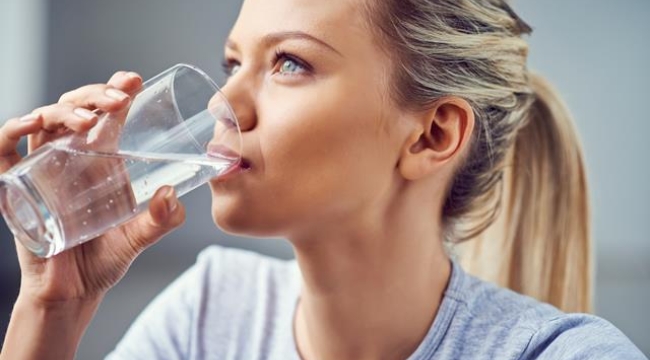 Aç karnına su içmenin 10 faydası