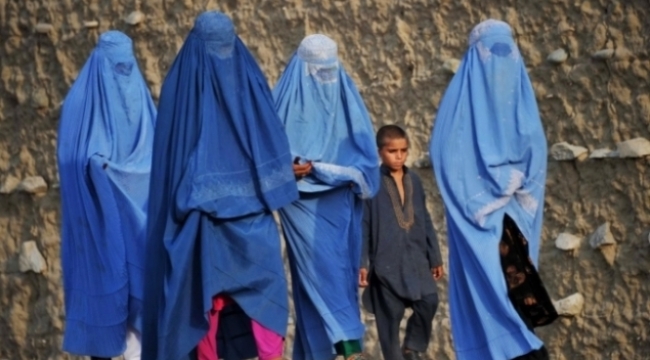 Afganistan'daki Taliban yönetimi, kadınların burka giymeden sokağa çıkmasını yasakladı