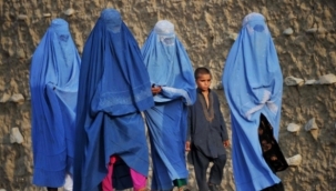 Afganistan'daki Taliban yönetimi, kadınların burka giymeden sokağa çıkmasını yasakladı