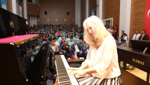 ALKÜ'DE MUHTEŞEM PİYANO RESİTALİ