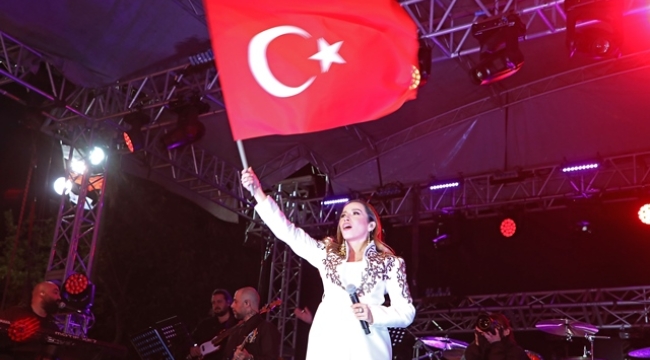 Antalya'da 19 Mayıs coşkuyla kutlandı,  Binlerce kişi fener alayı ve konserde buluştu  